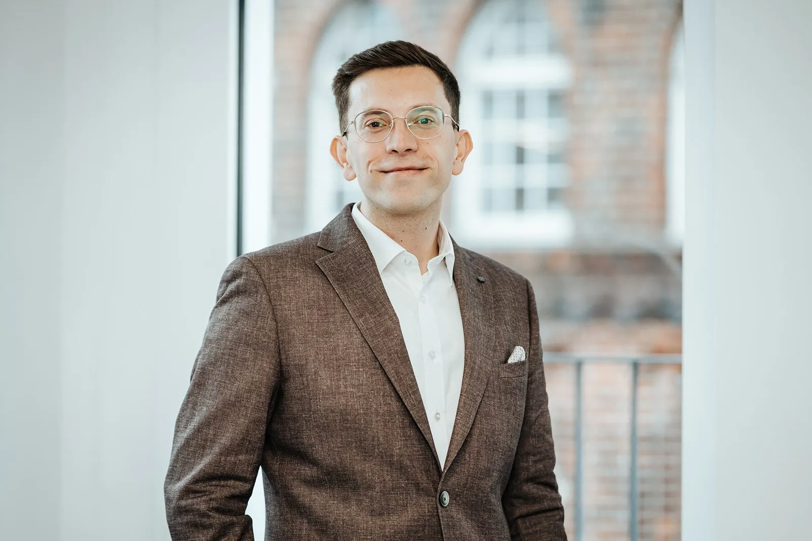 Business-Porträt am Fenster